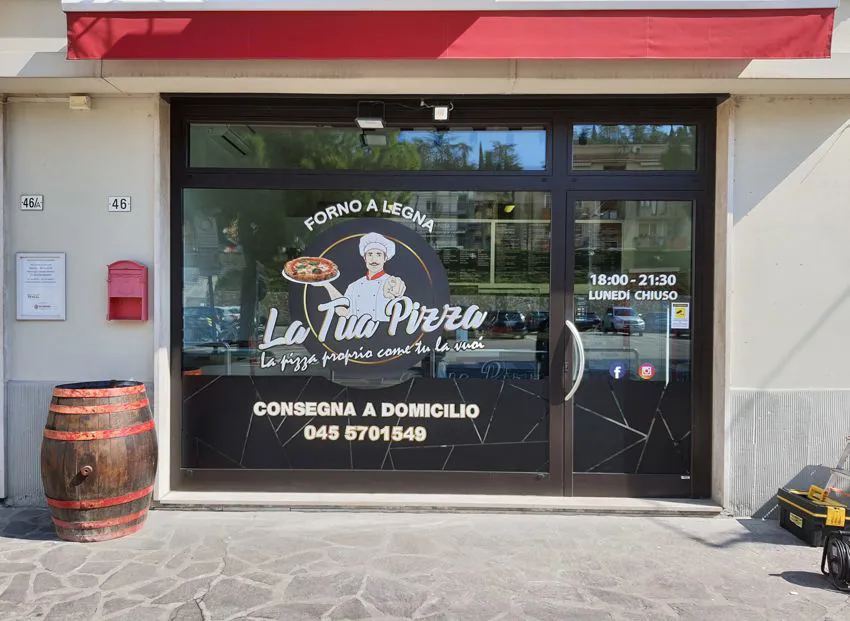 Decorazione vetrina pizzeria