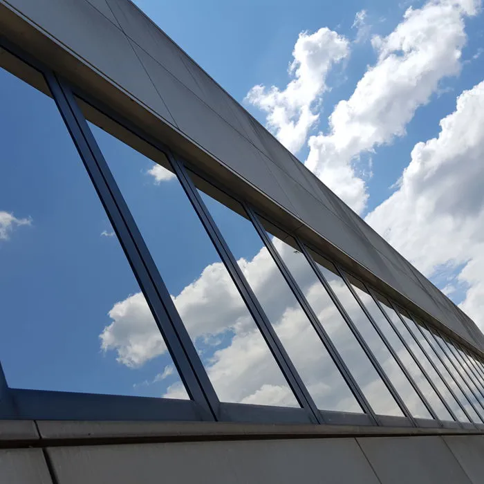 Installazione pellicole oscuranti per l'edilizia